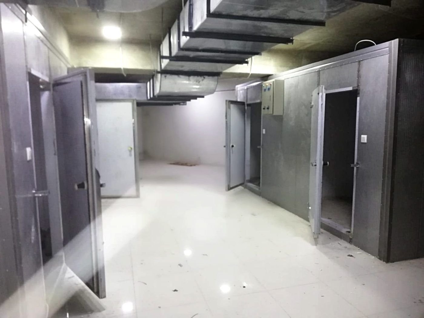 Multi-chamber walk-in cold storage installation