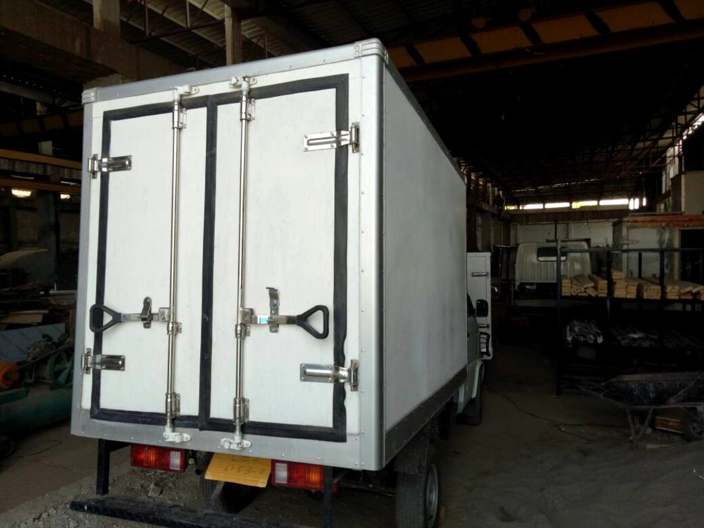 Insulated refrigerated truck body